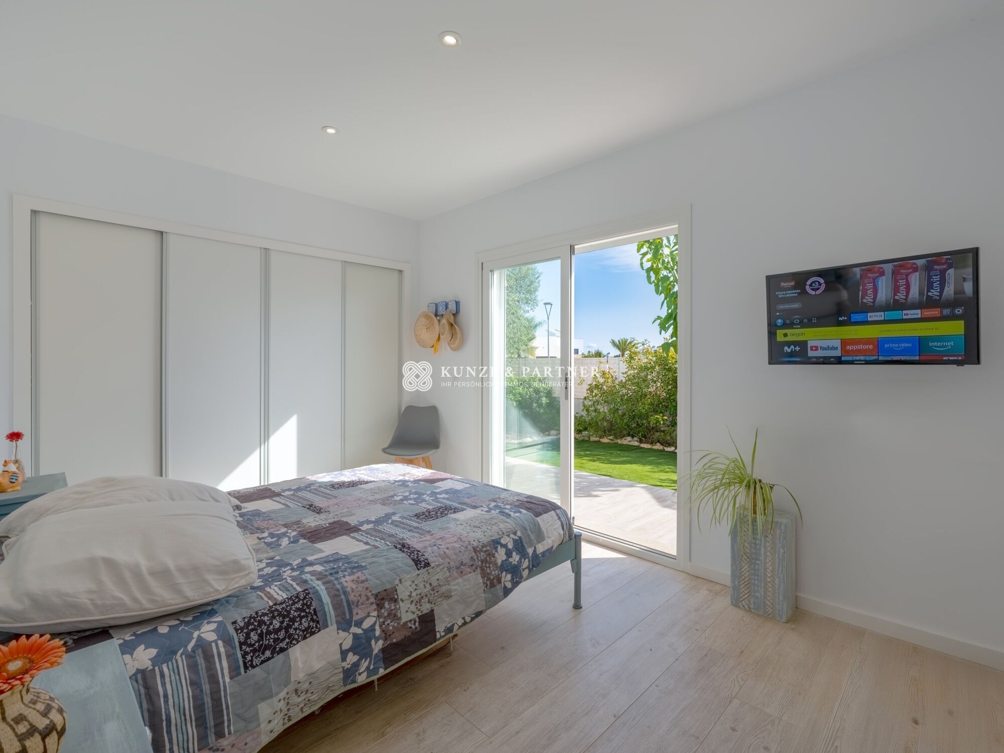 Schlafzimmer mit Einbauschrank