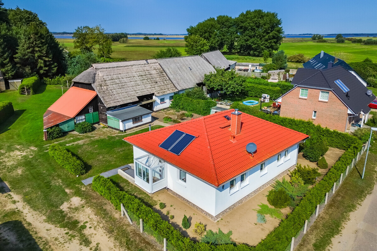 Bungalow und Nebengebäude