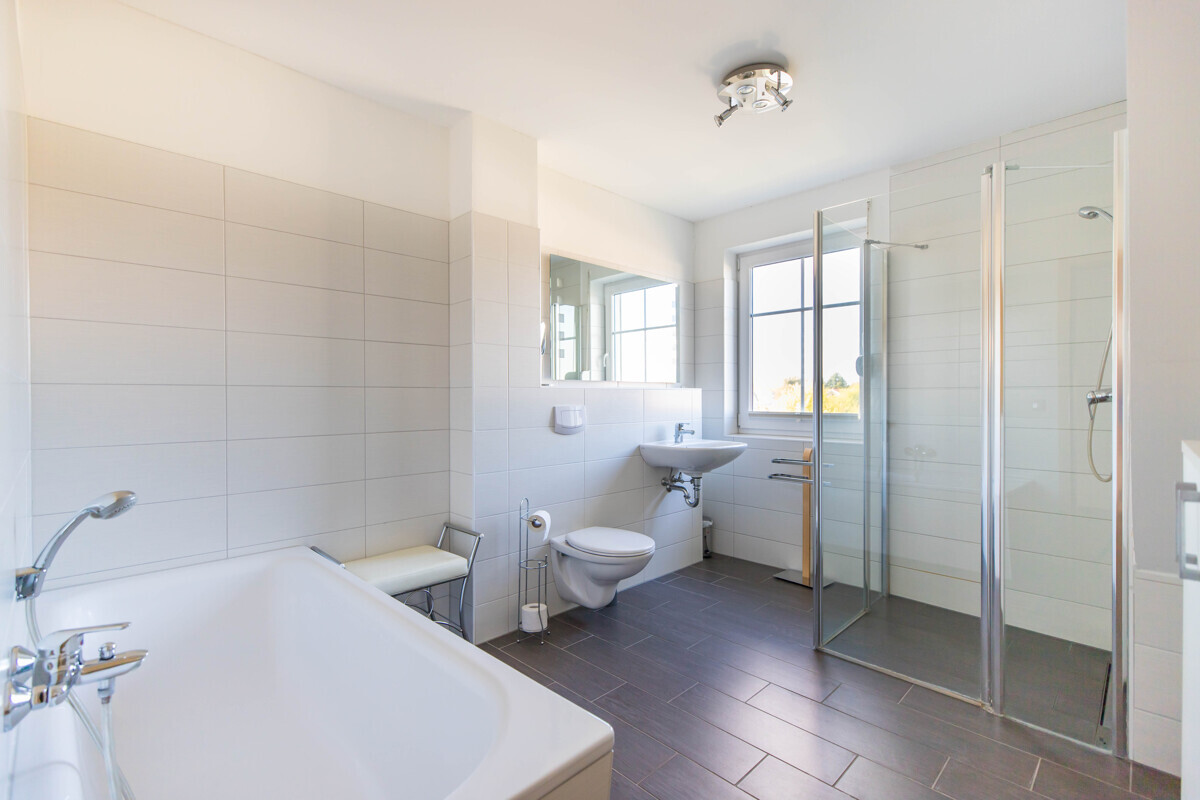 Linke DHH - Badezimmer