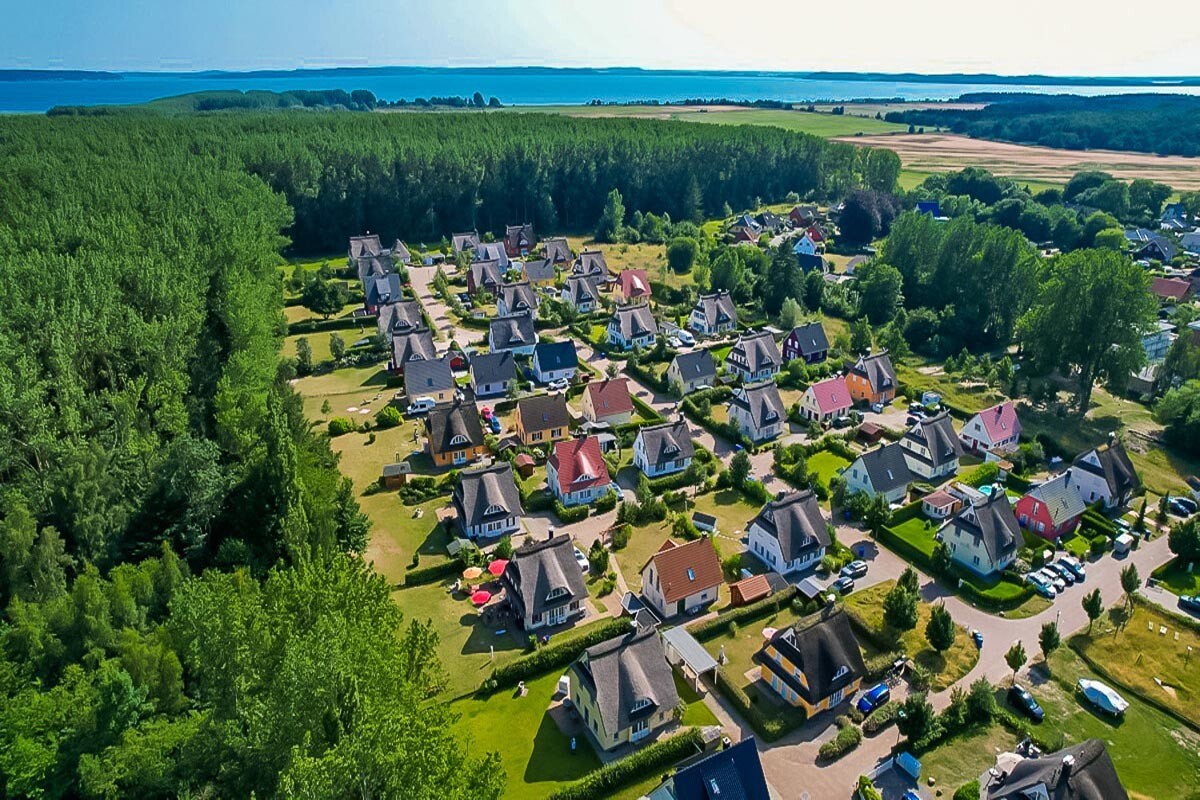 Blick über die Ferienhaussiedlung zum Jasmunder Bodden