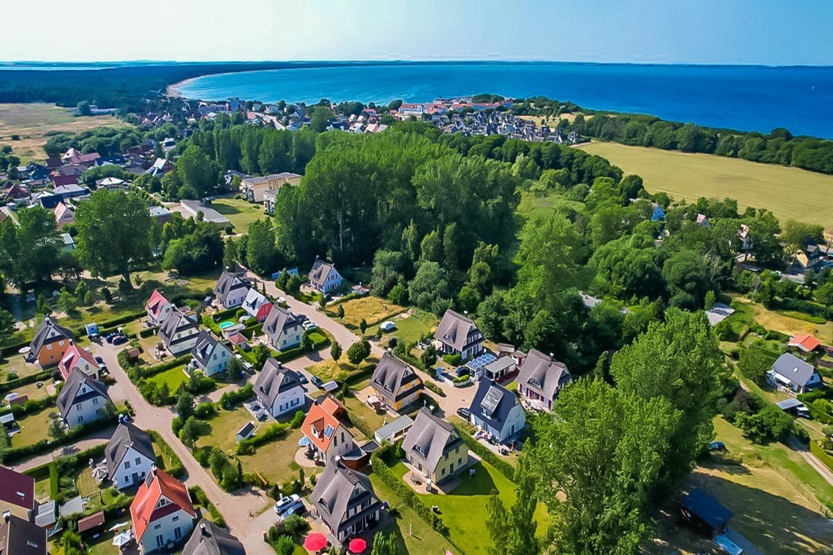 Blick über die Ferienhaussiedlung zur Ostsee
