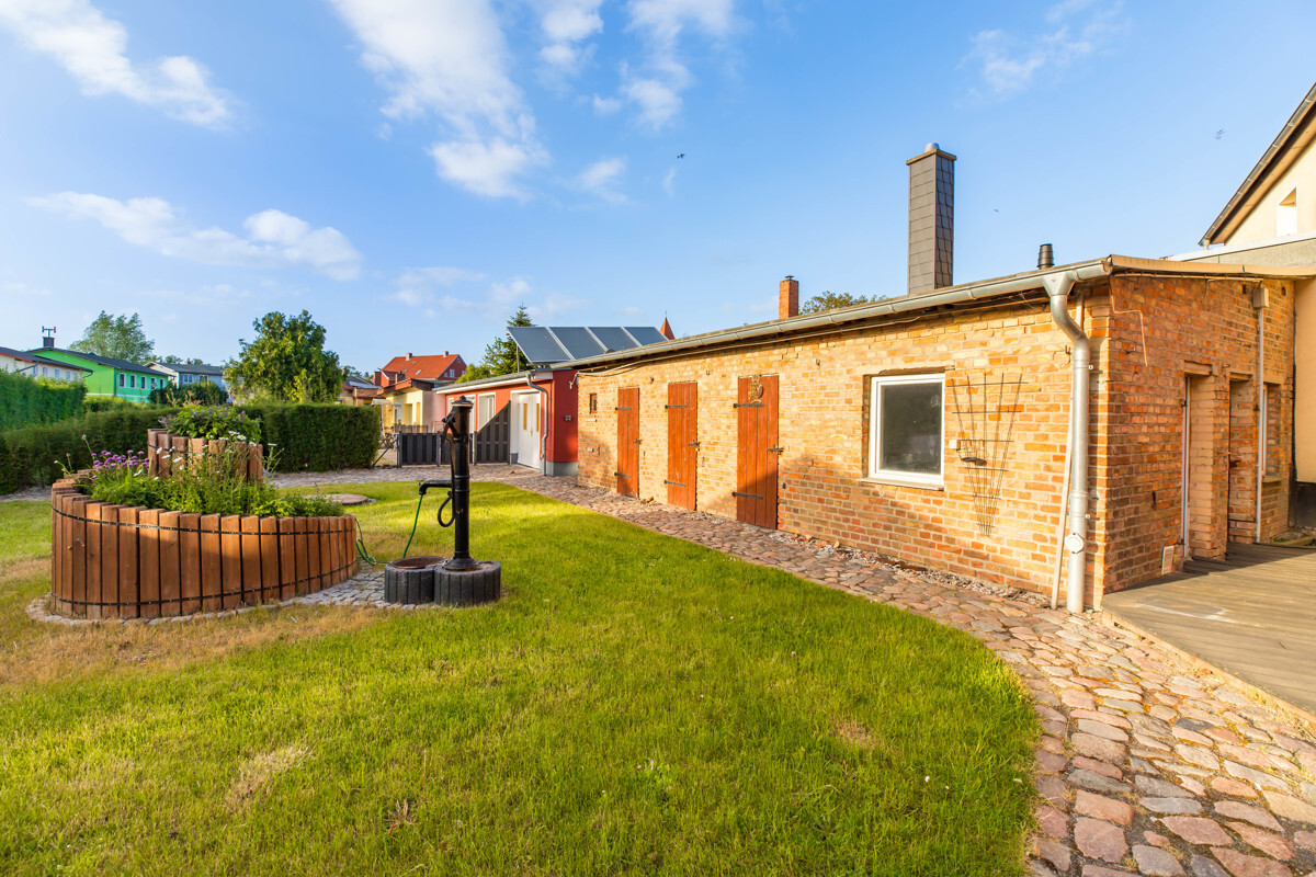 Nebengebäude und Bungalow