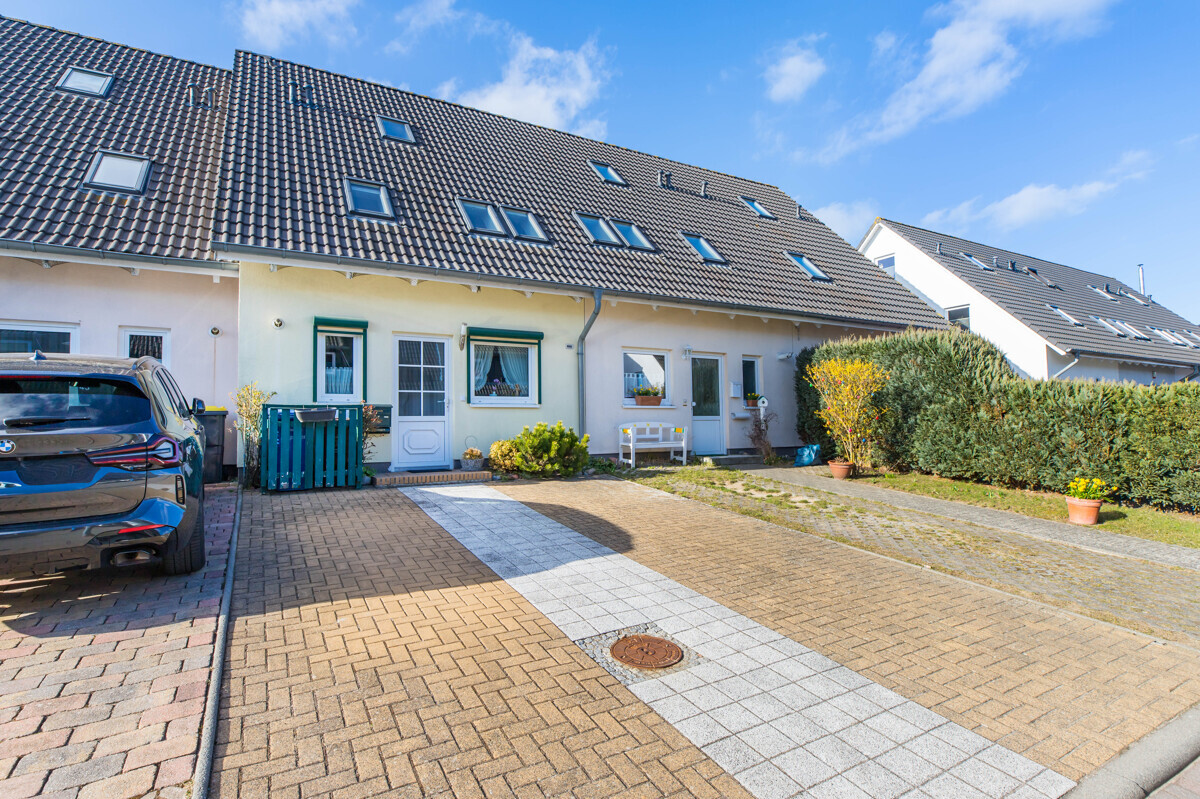 Zwei PKW-Stellplätze vor dem Haus