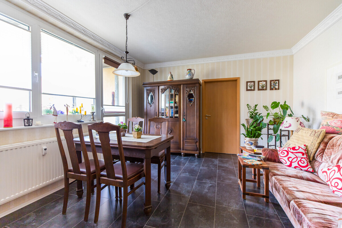 Wohnzimmer mit Balkon