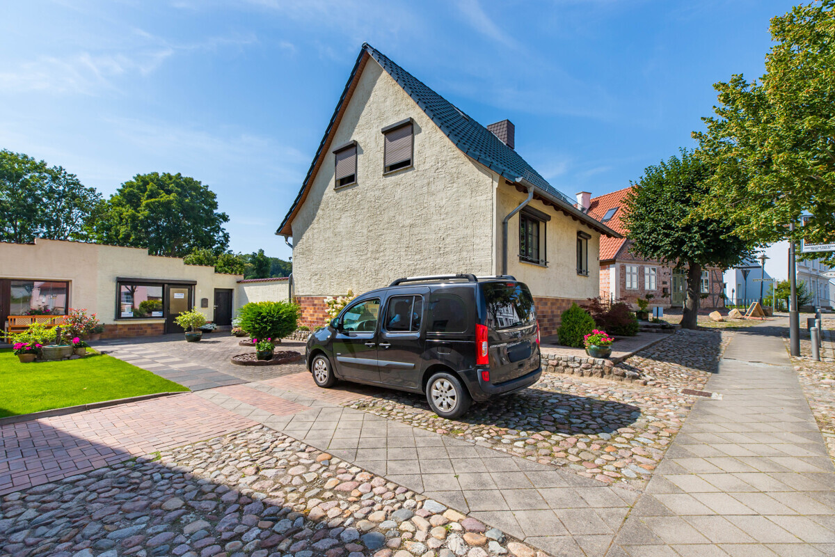 Hausansicht und Parkplatz