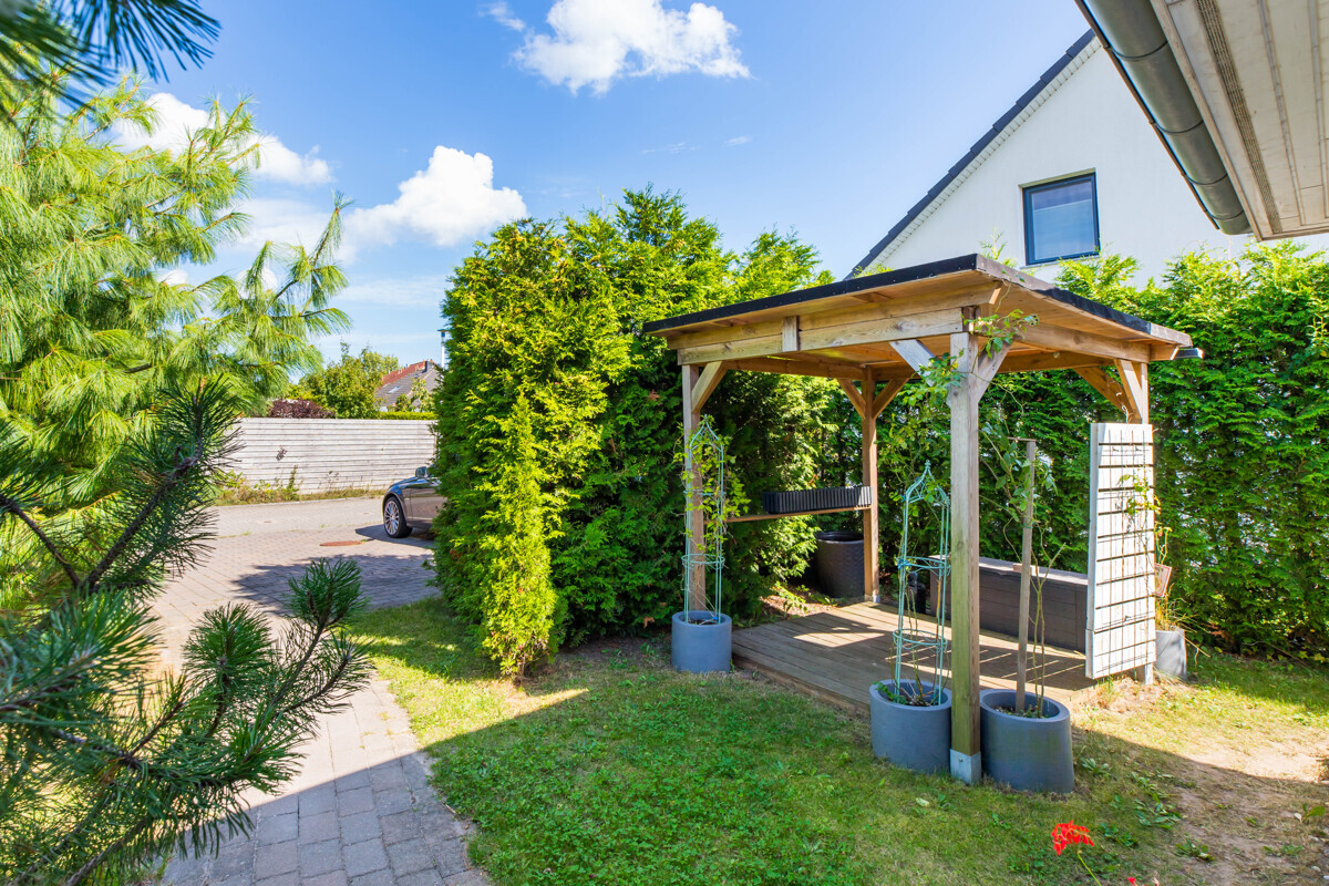Vorgarten mit PKW-Stellplätzen