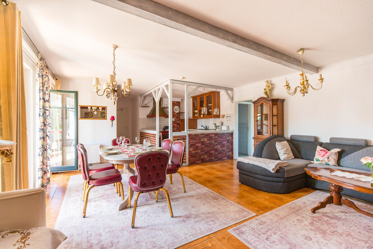 Betreiberwohnung DG - Wohn-/Esszimmer