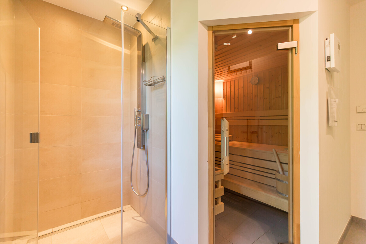 Saunaraum mit Dusche