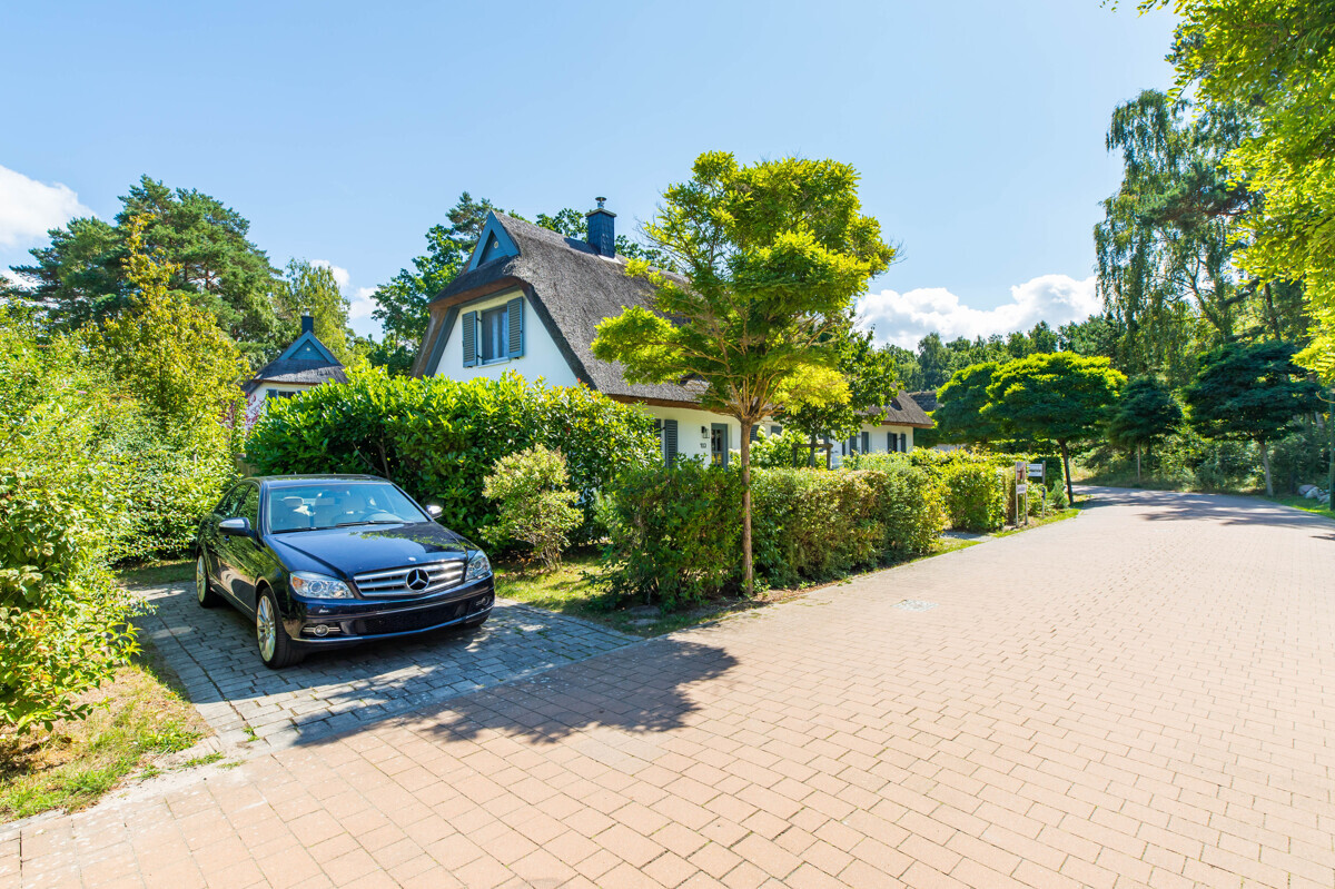 PKW-Stellplatz auf dem Grundstück