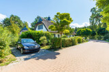 PKW-Stellplatz auf dem Grundstück