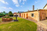 Nebengebäude und Bungalow