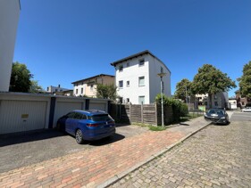 Rückseite mit 3 Garagen