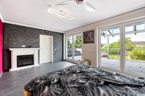 OG Schlafzimmer mit Blick auf den Balkon