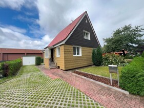 Blick in den Vorgarten und Auffahrt