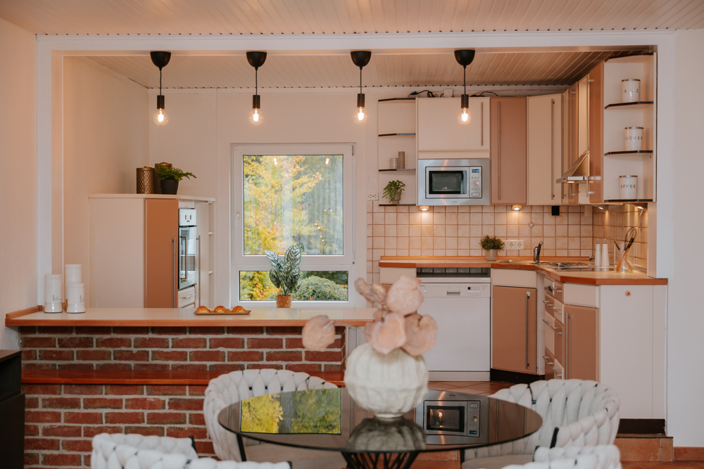 Wohnbereich mit Blick in die Küche