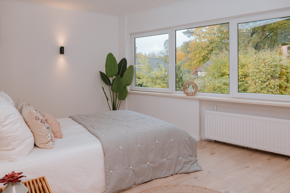 Schlafzimmer III mit Blick in den GArten