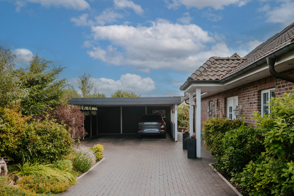 Auffahrt und Carport