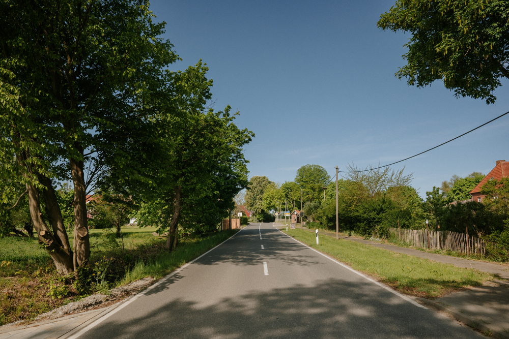 Straße in die Ortschaft
