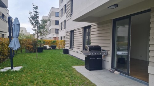 Garten mit großer Terrasse