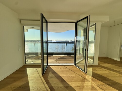 Lichtdurchfluteter Wohnbereich mit Elbblick