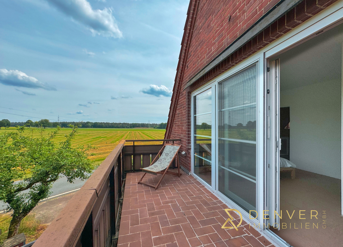 Schlafzimmer mit großem Balkon und idyllischen Ausblick