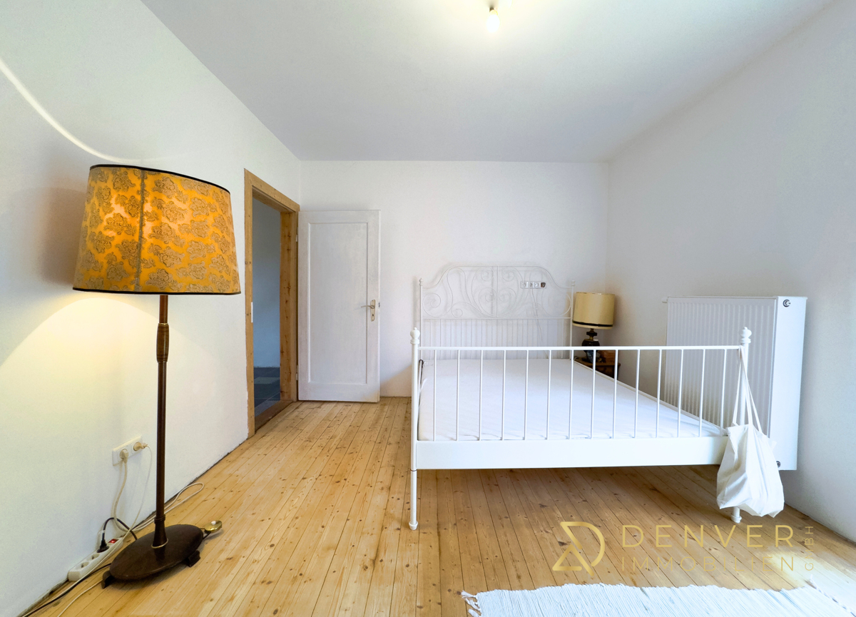 Mit bodentiefen Fenster/Tür zum Garten