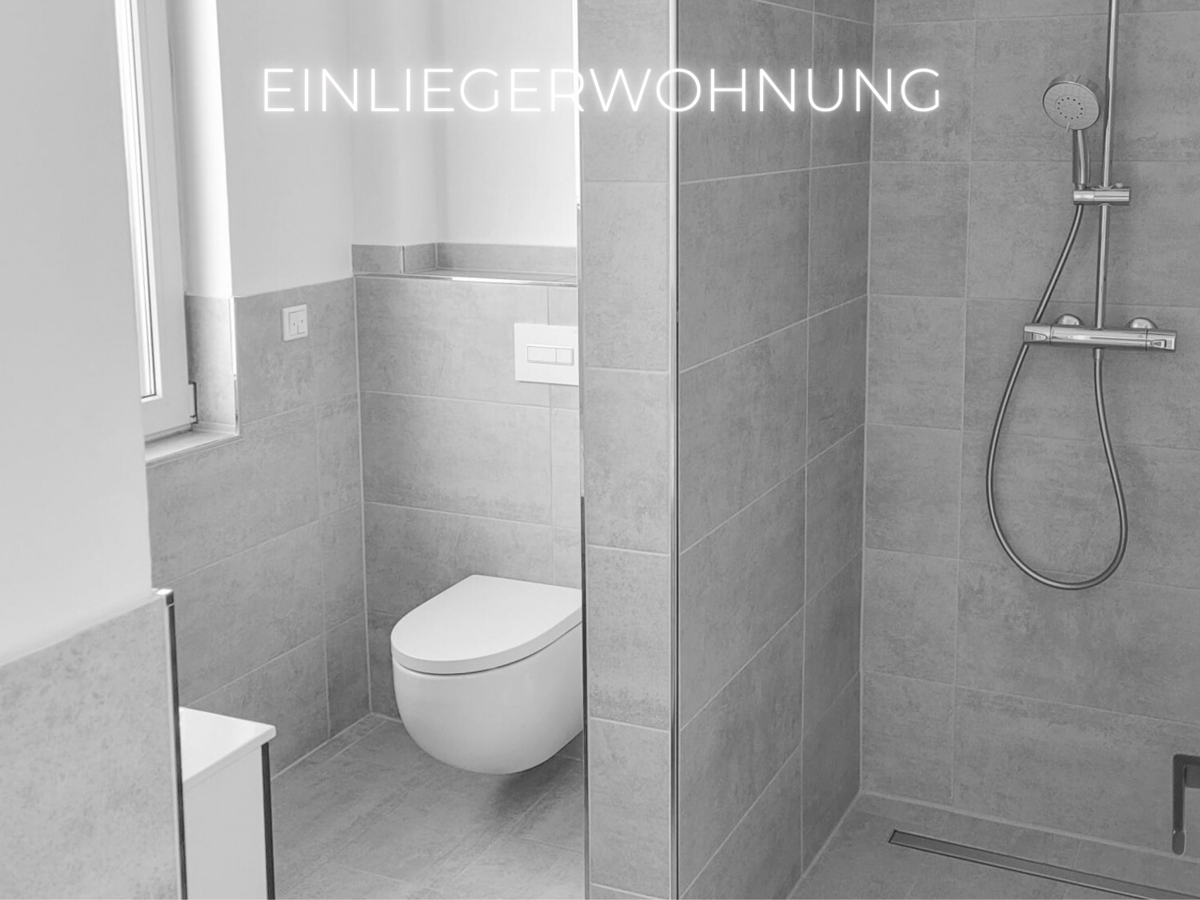 Badezimmer mit bodentiefer Dusche