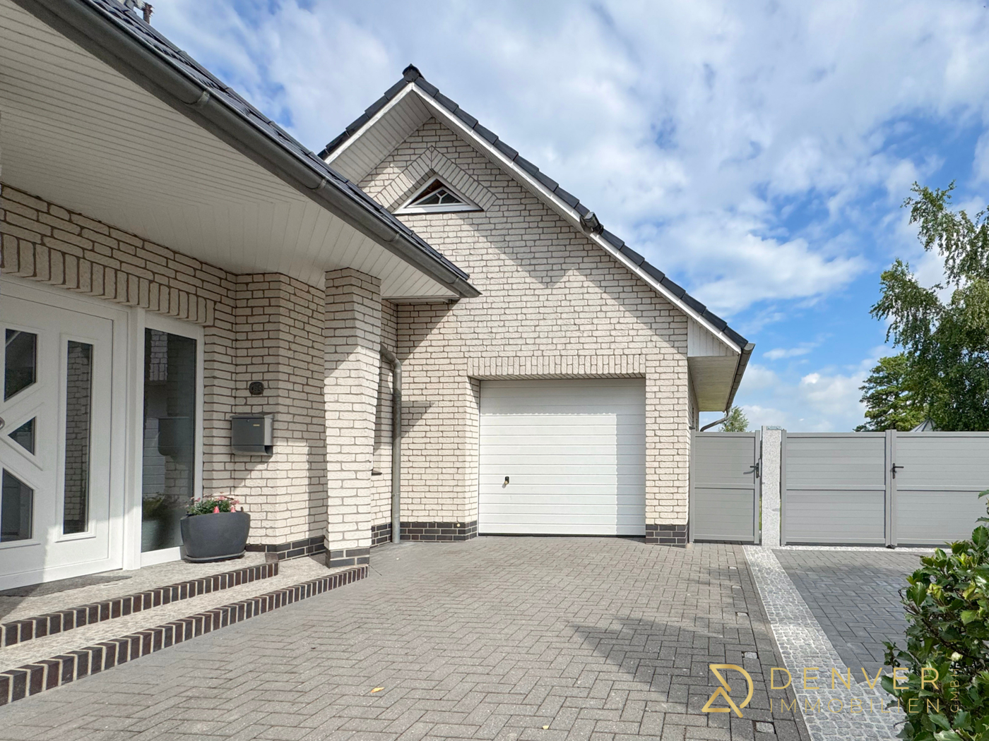 Garage und Hofauffahrt