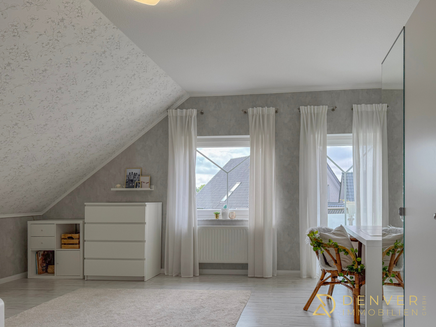 Kinderzimmer 1 mit Balkon