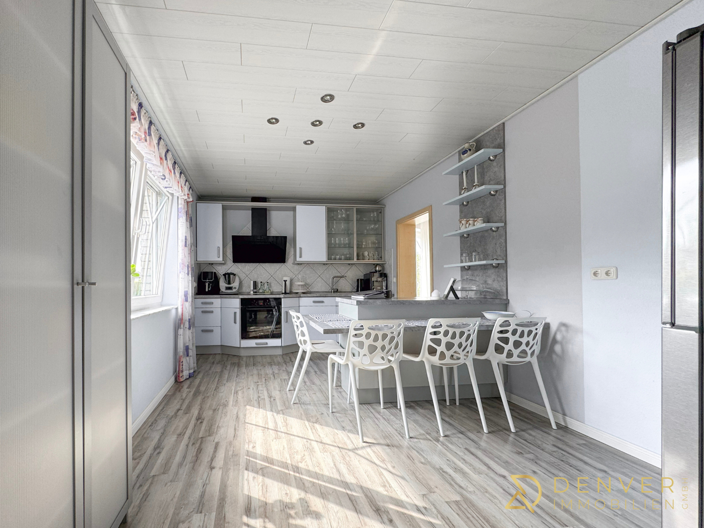 Küche mit Durchgang zum Wohnzimmer