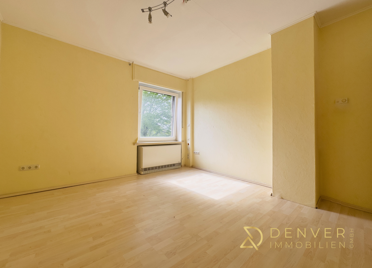 Zimmer 2 mit Küchenanschlüssen im 1. OG