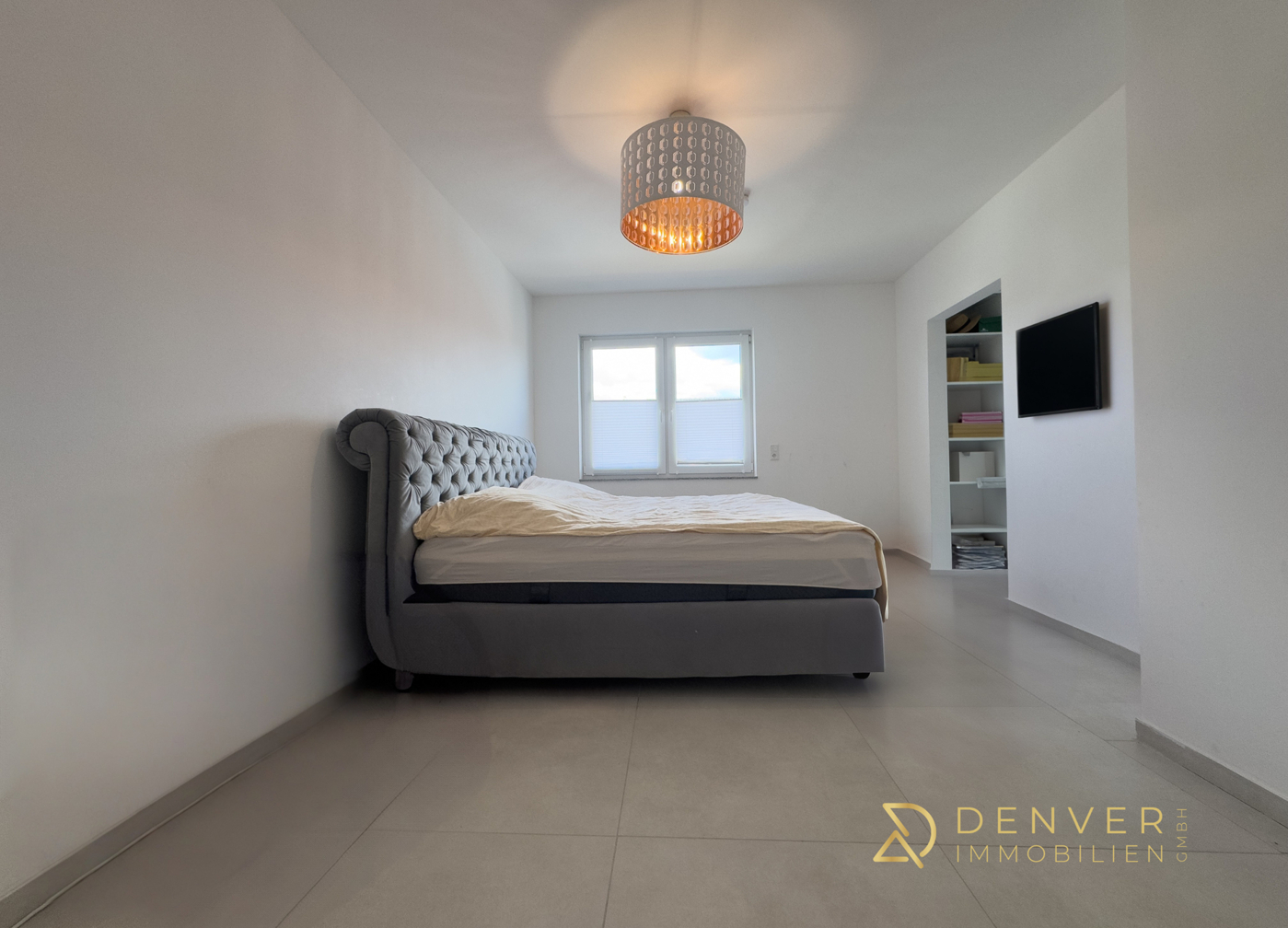 Schlafzimmer mit riesigem Ankleidezimmer