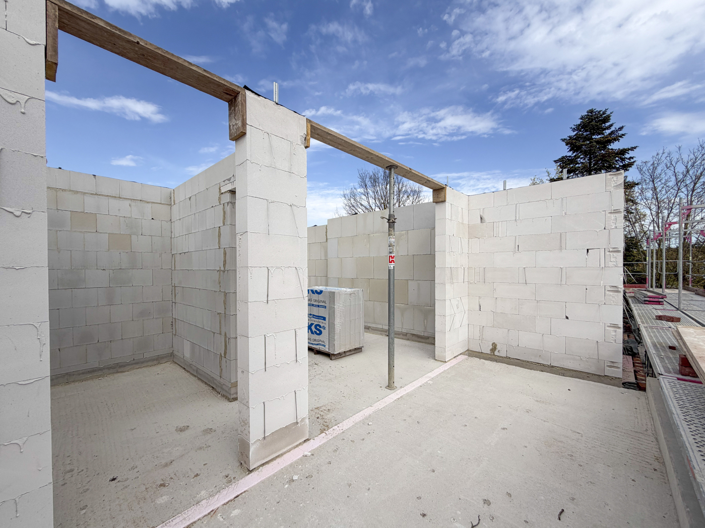 Blick vom Balkon (Büro und Wohnküche)