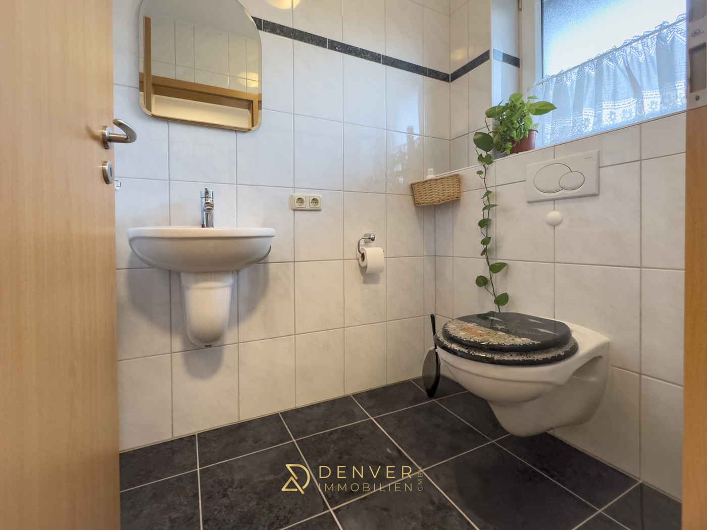 Haupthaus: Gäste-WC im EG