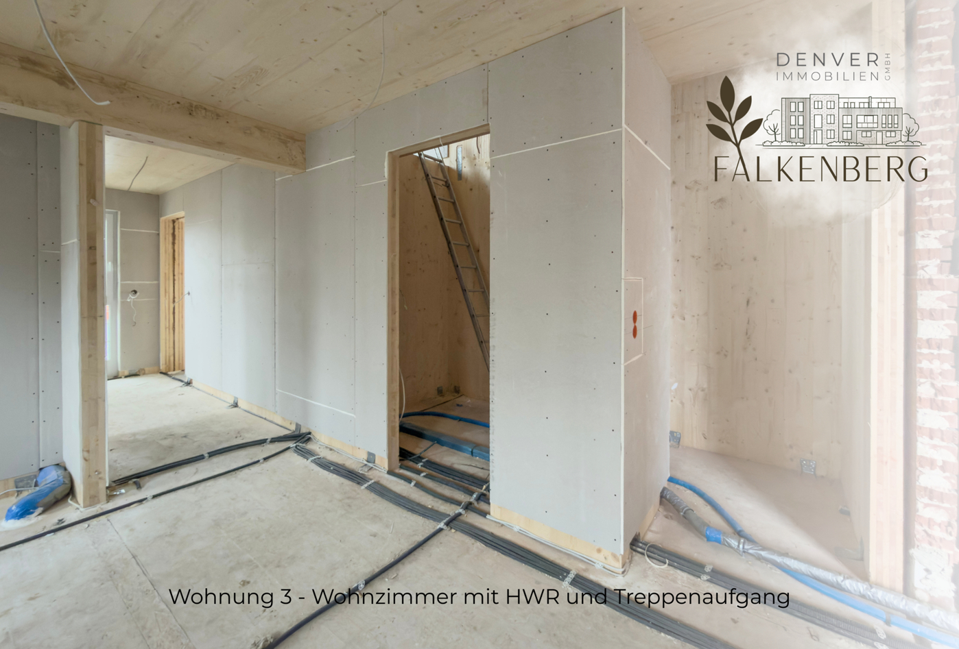 Wohnzimmer mit Treppenaufgang und HWR