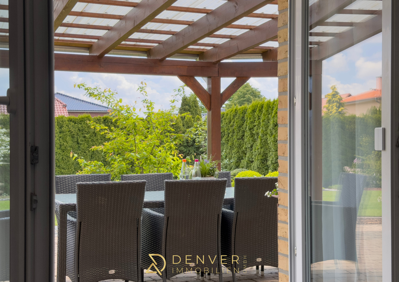Überdachte Terrasse mit großzügigem Garten richtung Süden.