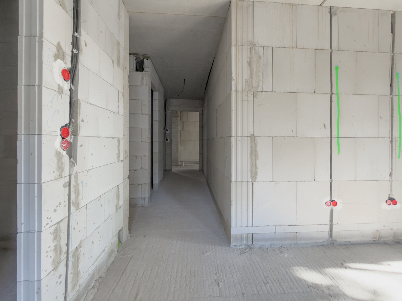 Eingangsbereich mit Garderobe, Abstellraum und Bad