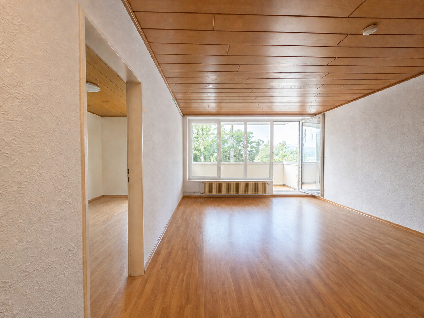 Wohnzimmer mit Zugang zum Balkon