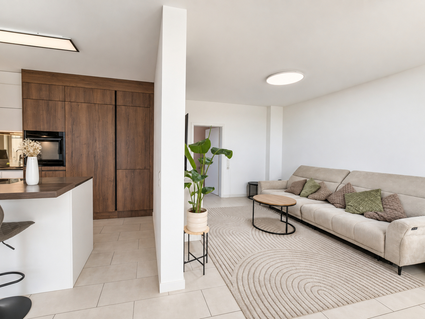 Haus rechts Wohnzimmer & Küche