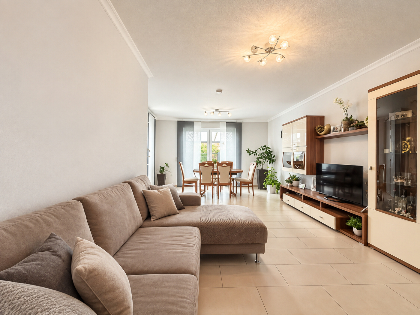 Haus links_Wohnzimmer und Essbereich