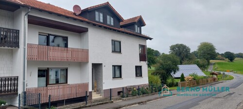 Haus mit Balkonen und Eingang