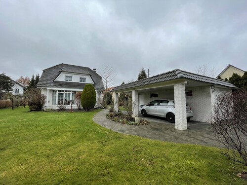 Haus mit Carport und Garage