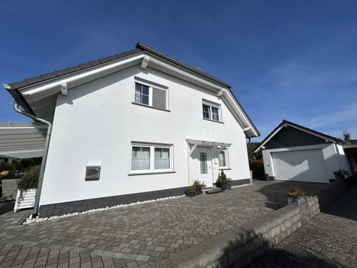 Hausgiebel mit Garage