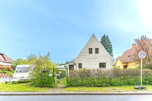 Blick von der Straße vor dem Grundstück