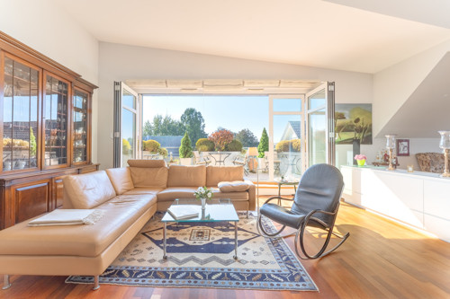 Wohnzimmer mit Ausgang zur Dachterrasse