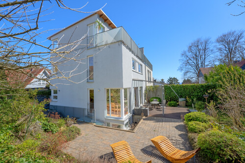 Blick af das Haus und die Terrasse vom Garten