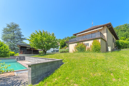 Blick vom Garten auf das Haus
