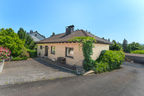 Blick auf das Haus von der Einfahrt