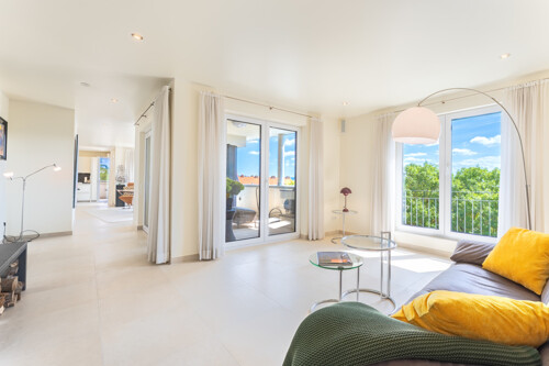 Blick vom Wonzimmer auf die Terrasse und 