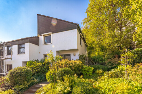 Hauseingang mit Garten